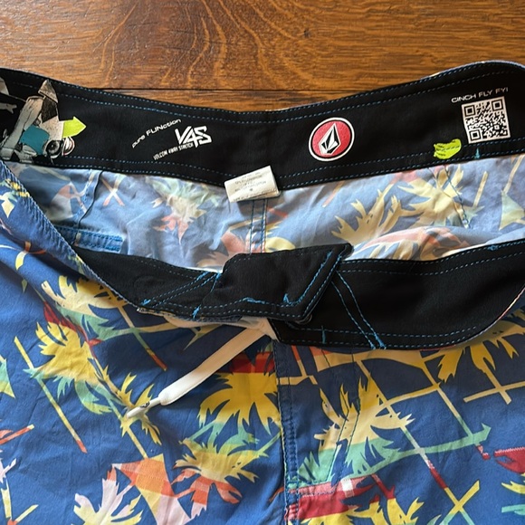 Volcom Palm Print Boardshort - Picture 4 of 4